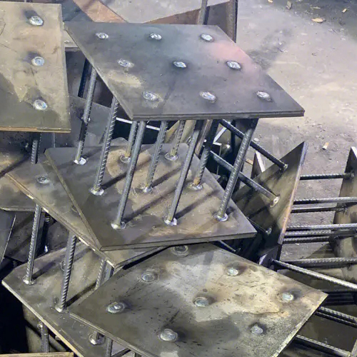 在确定新余预埋件位置时，需要考虑以下几点