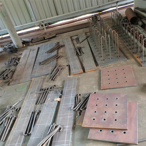 有哪些其他因素会影响新余预埋件位置的确定？